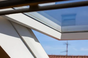 Modernes Klapp-Schwingfenster im Dachgeschoss, geöffnet für mehr Tageslicht und frische Luft.