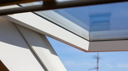 Modernes Klapp-Schwingfenster im Dachgeschoss, geöffnet für mehr Tageslicht und frische Luft.