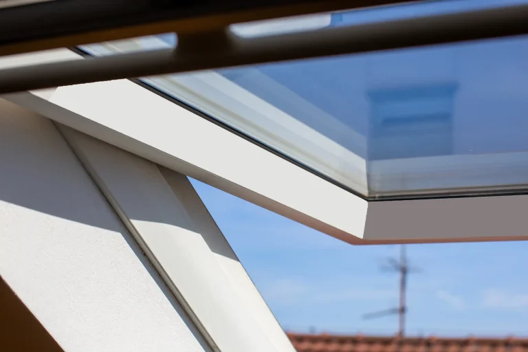 Modernes Klapp-Schwingfenster im Dachgeschoss, geöffnet für mehr Tageslicht und frische Luft.