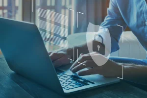 Eine Person verschlüsselt ihre Daten per VPN an einem Laptop.