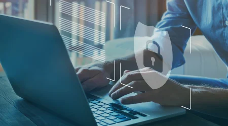 Eine Person verschlüsselt ihre Daten per VPN an einem Laptop.