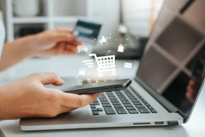 Eine Person bestellt online etwas über ihr Smartphone in ihrer Hand.