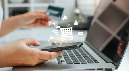 Eine Person bestellt online etwas über ihr Smartphone in ihrer Hand.