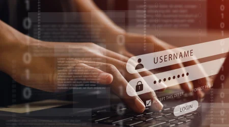 Eine Person tippt das Passwort zu ihrem Passwort-Manager in die Maske.