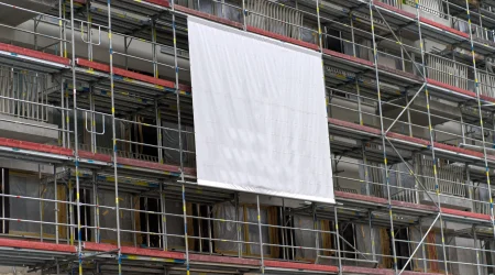Eine leere weiße Werbefläche an einem Baugerüst.