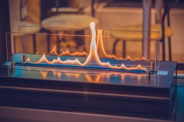 Ein Ethanol-Grill in einem Fenster.