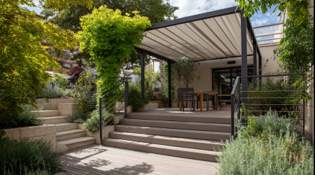 Eine nachhaltige Terrasse mit recyceltem Metallgeländer, umweltfreundlichem Pflaster, einer teilautomatischen Markise und grüner Bepflanzung.