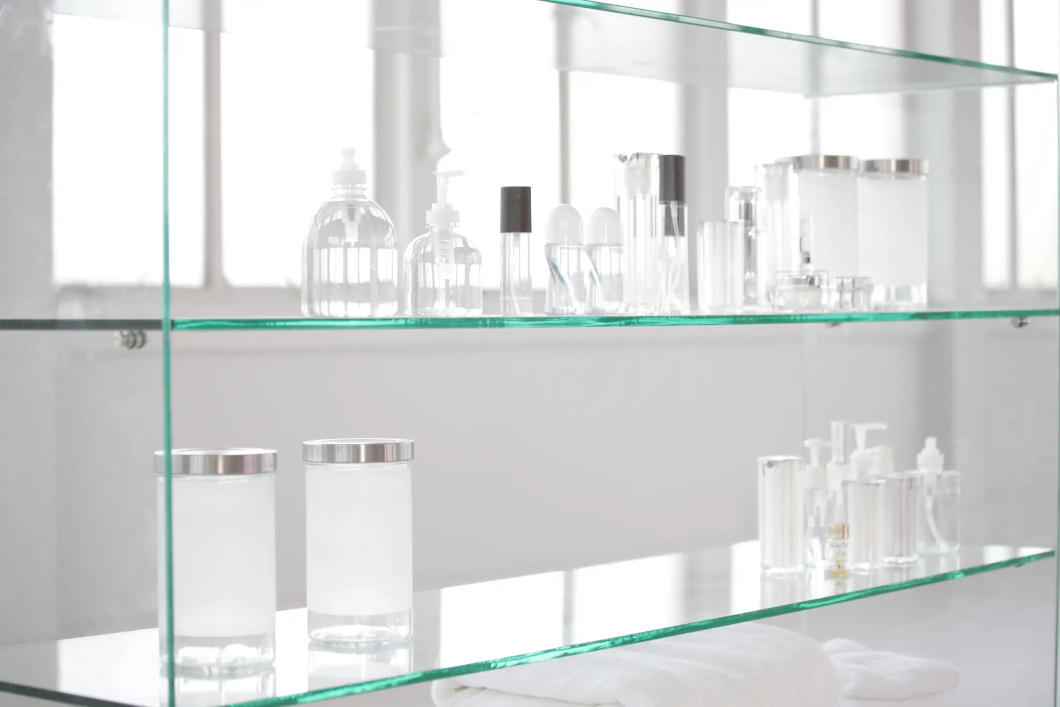 Glasregal nach Maß » Was kosten Glasregale vom Glaser? [2026]