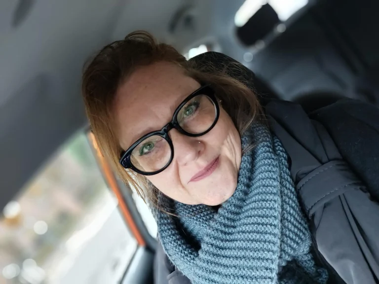 Hörgerätträgerin Sabine Scharrer berichtet von Ihren Erfahrungen mit ihrem Hörgerät.