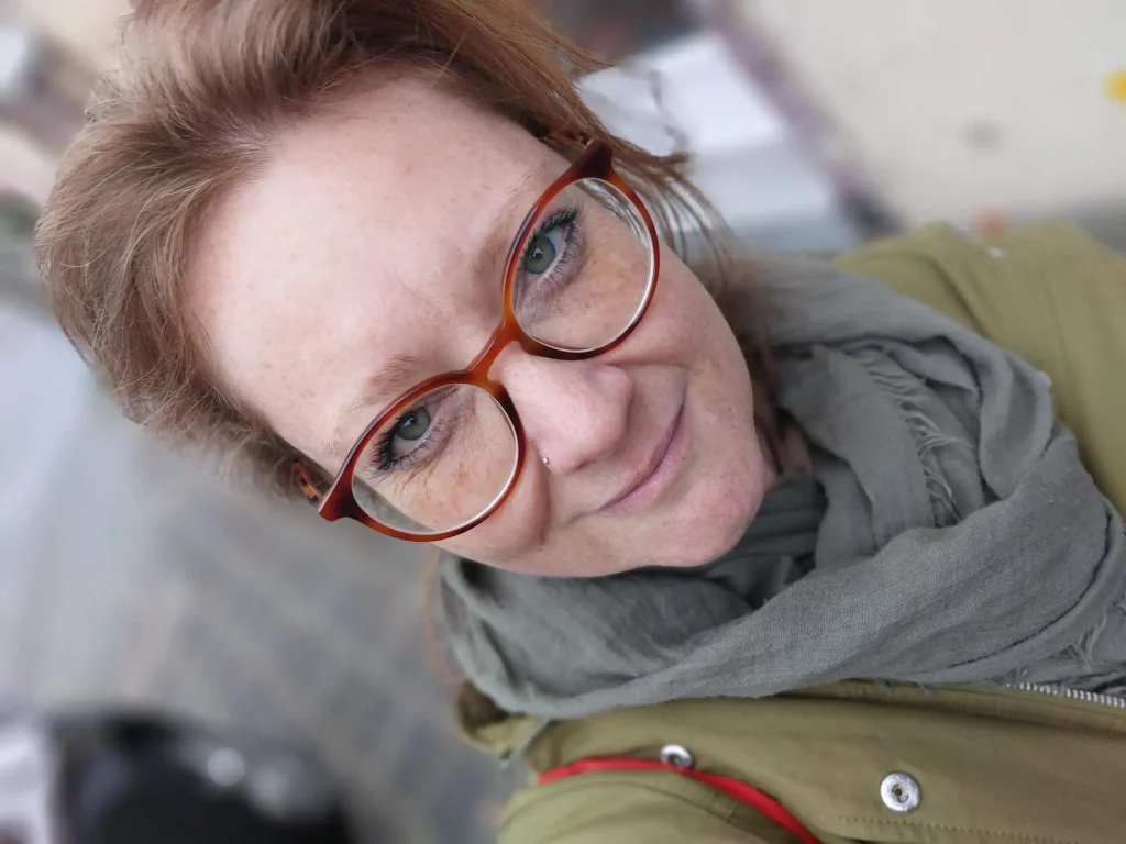 Bild der 57-Jährigen Hörgeräteträgerin Sabine Scharrer