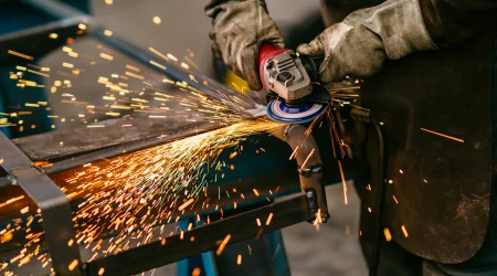 Ein Schweißer bearbeitet Stahl.