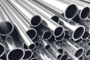 Metallrohre liegen auf einem Stapel mit verschieden großem Durchmesser.