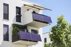 Zwei Balkone an einem Wohnhaus. Am Geländer wurde jeweils ein Balkonkraftwerk befestigt.