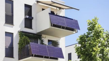 Zwei Balkone an einem Wohnhaus. Am Geländer wurde jeweils ein Balkonkraftwerk befestigt.