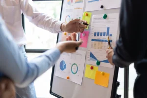 Mehrere Gründer arbeiten an einem Businessplan.