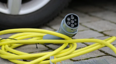 e-auto-ladekabel-in-kfz-werkstatt