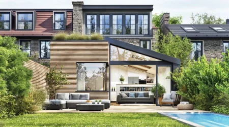 Moderner Garten mit Pool und einer gemütlichen Terrasse aus Holz. Darauf stehen ein paar Gartenmöbel in anthrazit.