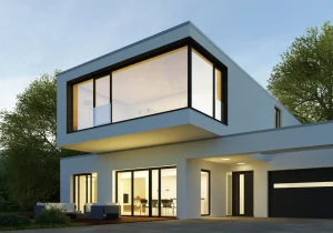 Ein modernes Haus bei Dämmerung mit einer großen Glasfront.