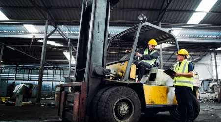 Staplerfahrer sprechen sich ab.