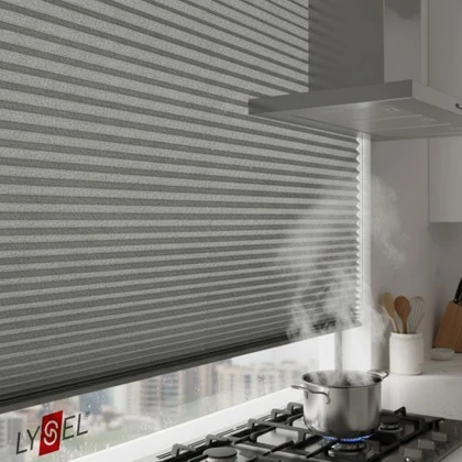 Ein Plisee Rollo vor einem Küchenfenster. Vor dem Fenster steht ein Topf auf einem Gasherd mit kochendem Wasser.