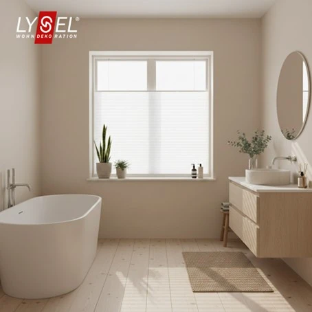 Ein Plisee Rollo an einem Badfenster.