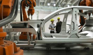 Ein moderner silberner Chassis aus Leichtbauelementen in einer Produktionshalle.