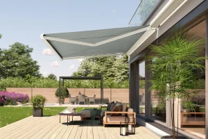 Eine ausgefahrene Vollkassettenmarkise, als Sonnenschutz über einer Sitzgruppe auf einer Terrasse.