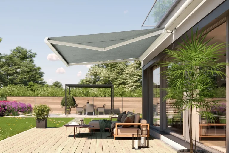 Eine ausgefahrene Vollkassettenmarkise, als Sonnenschutz über einer Sitzgruppe auf einer Terrasse.