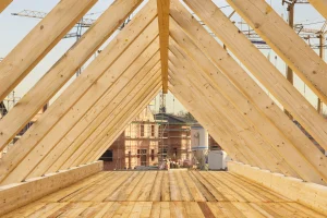 Rohbau eines Dachstuhls aus Holzbalken, auf einem Neubau.