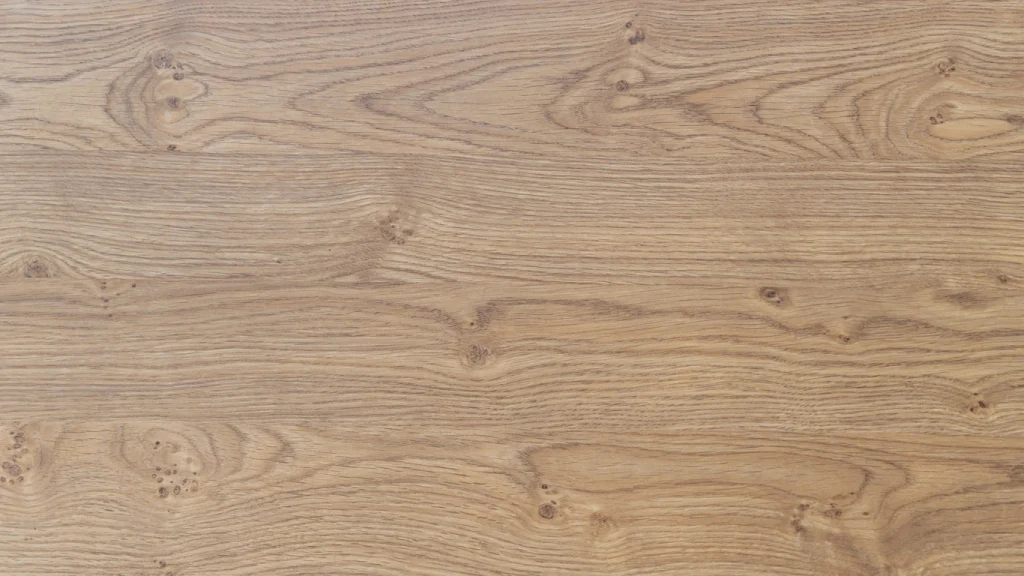 Nahaufnahme einer hellbraunen Eichenholz-Struktur mit horizontaler Maserung und sichtbaren Astlöchern.