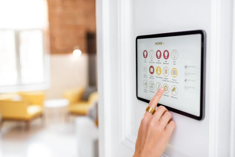 Smart Home Lösung mit Touchsteuerung an der Wand, auf der mehrere Geräte miteinander vernetzt sind.