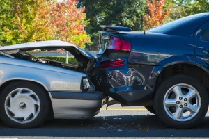 Auffahrunfall zwischen zwei Autos.