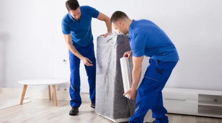 sicherer-moebeltransport-zusammenarbeit-umzugsunternehmen-und-schreinern