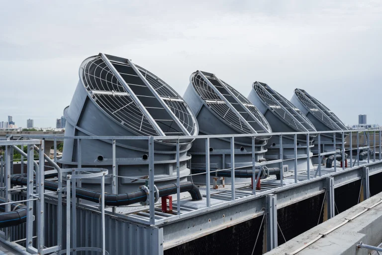 Kühlsysteme auf dem Dach eines Industriegebäudes.