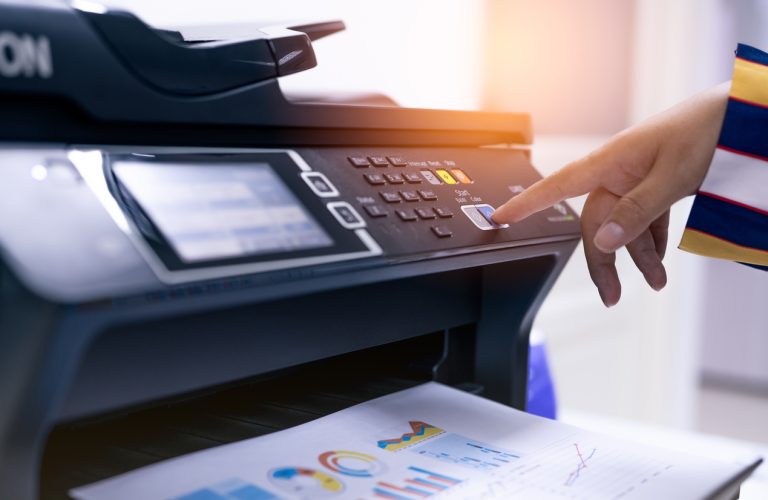 Mitarbeiter bedient Drucker