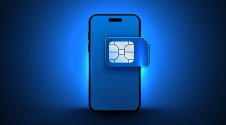 eSim-Karte vor einem Handy