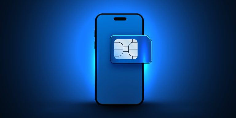 eSim-Karte vor einem Handy