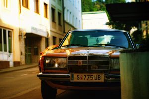 alter Mercedes parkend in einer Straße