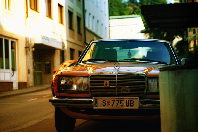 alter Mercedes parkend in einer Straße