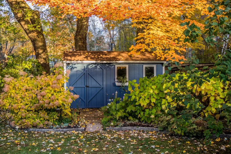 Blaue Gartenhütte im Hinterhof an einem Herbsttag