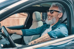 Ein Mann sitzt in seinem Auto.