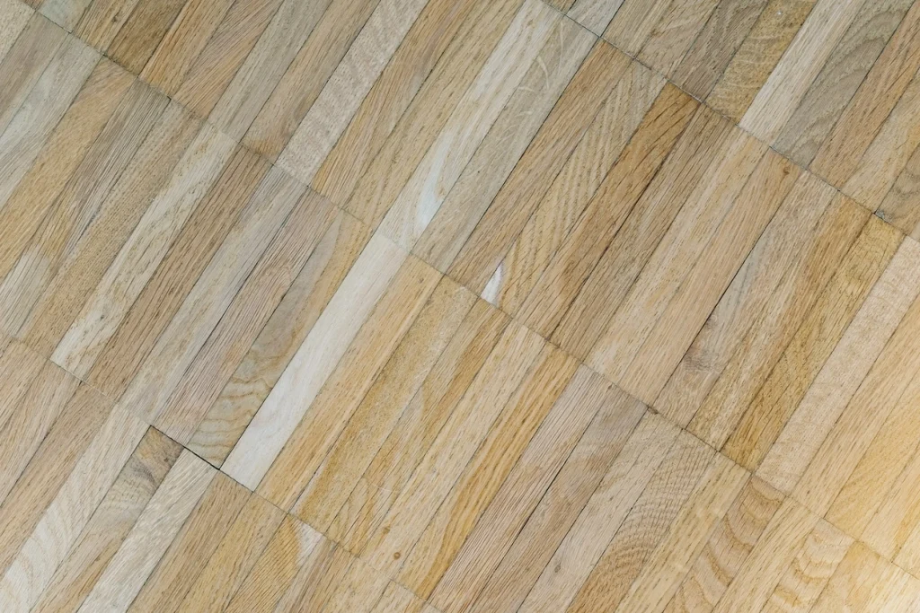 Robustes Hochkantlamellenparkett beziehungsweise Industrieparkett mit markanter Streifenoptik.
