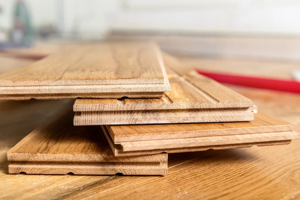 Großformatige Massivholzdielen aus Eiche mit natürlicher Maserung für Landhaus-Optik.