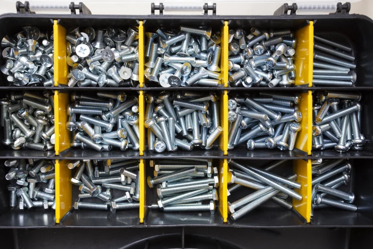Eine Auswahl an Schrauben in einem Materialkasten.