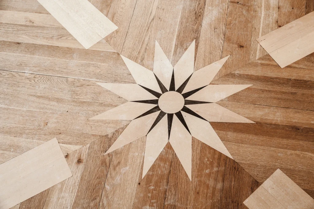 Exklusives Tafelparkett mit kunstvollem geometrischem Intarsien-Muster.