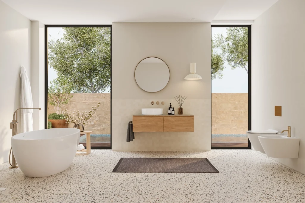 Weitläufiger Innenraum mit glänzendem, grauem Terrazzoboden, Betonpfeilern und großen Fensterfronten.