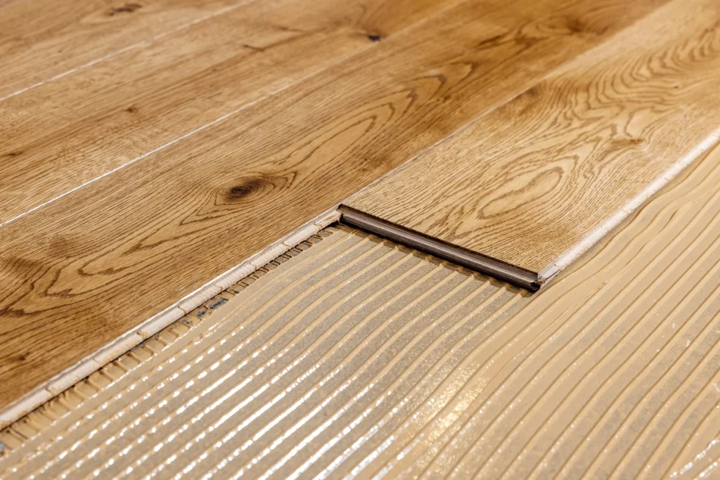 Produktfoto zum Aufbau von Zweischichtparkett mit Edelholz-Nutzschicht und Trägermaterial.