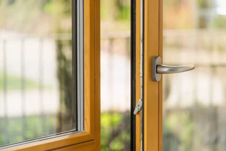 Modernes Holzfenster mit silbernem Griff.