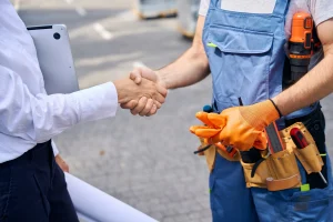 Ein Sanitärinstallateur schüttelt einem Kunden die Hand.