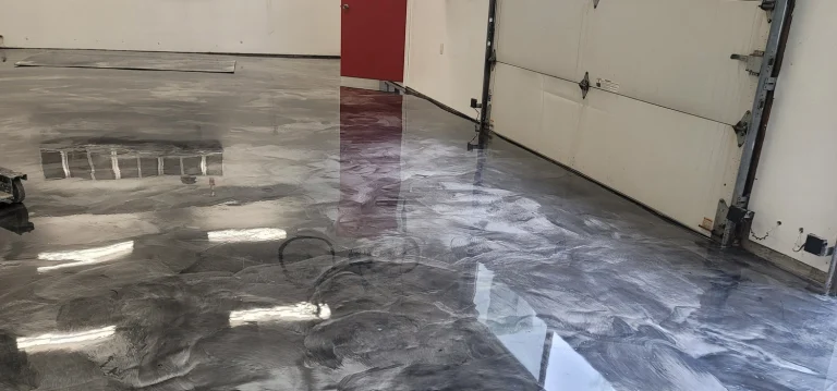 Ein frisch gegossener silberner Epoxidharzboden in einem Büroraum.